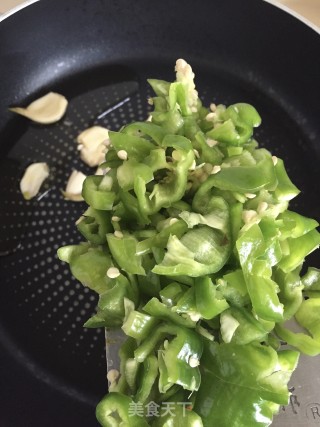 香椿芽炒螺丝椒步骤7