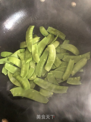 干煸荷兰豆步骤1