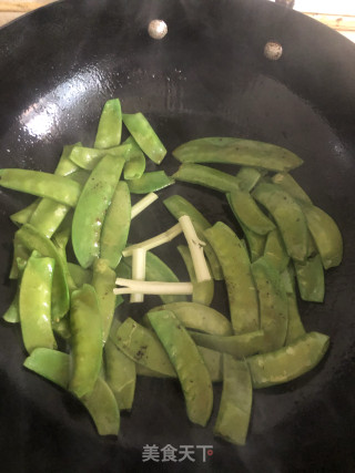 干煸荷兰豆步骤2