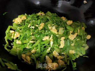 菠菜梗炒鸡蛋步骤7