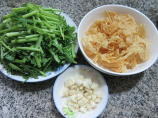 茼蒿炒豆腐皮步骤1