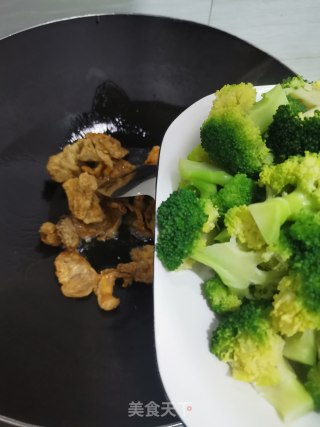 油炸子炒西兰花步骤3