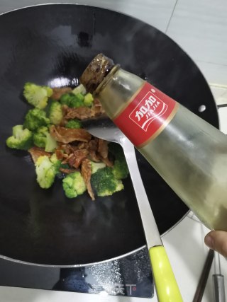 油炸子炒西兰花步骤4