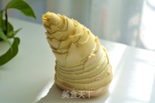 五花肉炖春笋步骤1