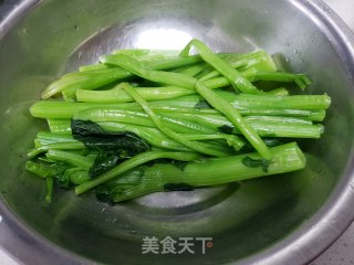 红萝卜炒菠菜杆步骤3