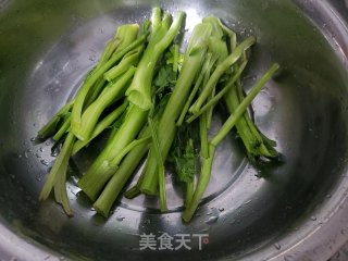 红萝卜炒菠菜杆步骤2