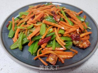 红萝卜炒菠菜杆步骤7