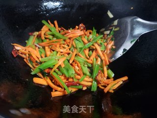 红萝卜炒菠菜杆步骤6