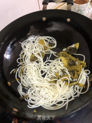 酸青菜炒米粉丝步骤4
