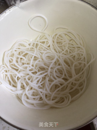 酸青菜炒米粉丝步骤2