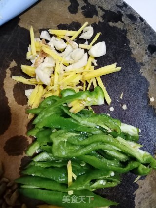 酸菜炒螺蛳肉步骤2