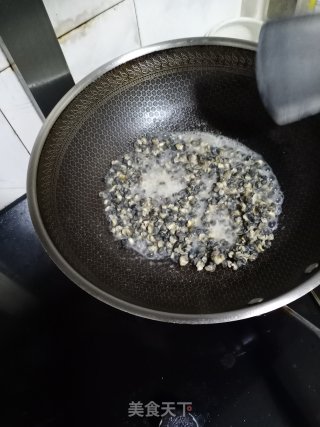 酸菜炒螺蛳肉步骤4