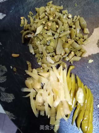 酸菜炒螺蛳肉步骤3