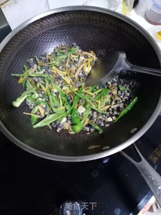 酸菜炒螺蛳肉步骤7