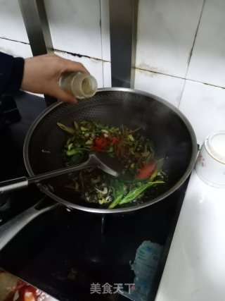 酸菜炒螺蛳肉步骤8