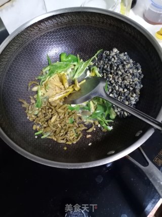 酸菜炒螺蛳肉步骤6