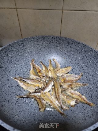 青椒豆鼓炒黄花鱼步骤3