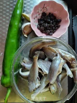 青椒豆鼓炒黄花鱼步骤1