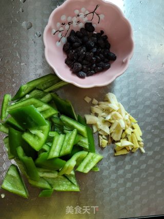 青椒豆鼓炒黄花鱼步骤4