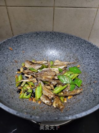 青椒豆鼓炒黄花鱼步骤9