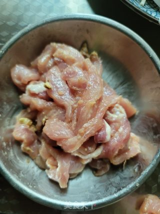 瘦肉炒白玉菇步骤3