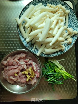 瘦肉炒白玉菇步骤2