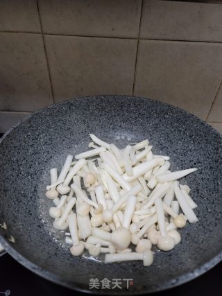 瘦肉炒白玉菇步骤4