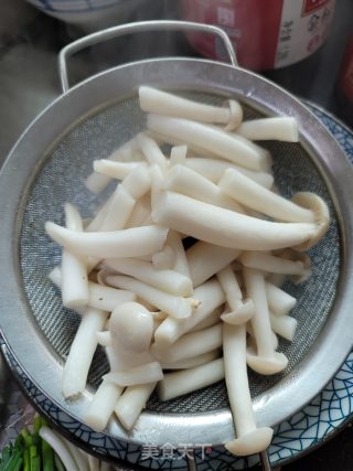 瘦肉炒白玉菇步骤5
