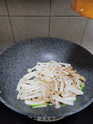 瘦肉炒白玉菇步骤8