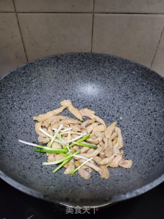 瘦肉炒白玉菇步骤7