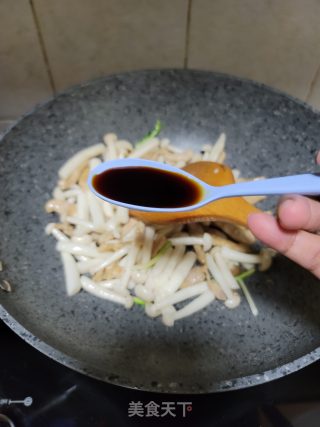 瘦肉炒白玉菇步骤9
