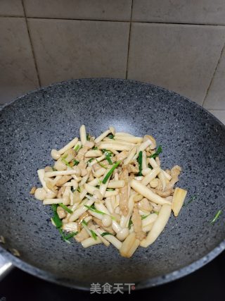 瘦肉炒白玉菇步骤11