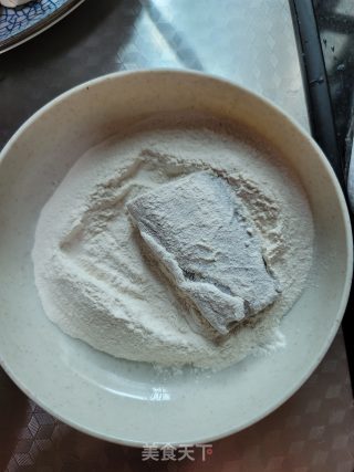 蒜子焖带鱼步骤3
