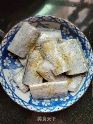 蒜子焖带鱼步骤2