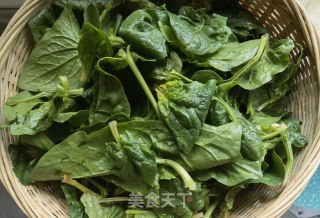 蒜蓉辣椒炒菠菜步骤1