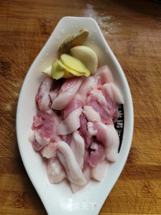 五花肉焖春笋步骤3
