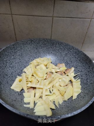 五花肉焖春笋步骤8