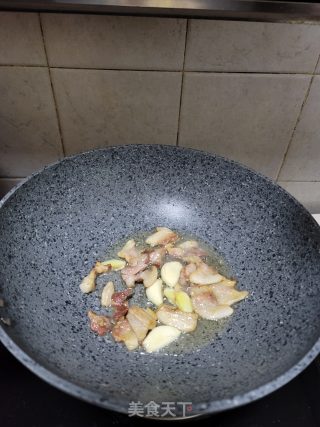 五花肉焖春笋步骤7