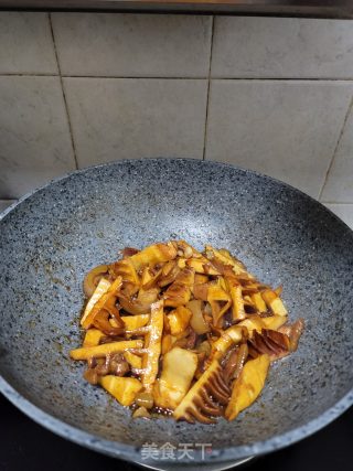 五花肉焖春笋步骤11