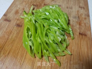 红萝卜炒青椒步骤2