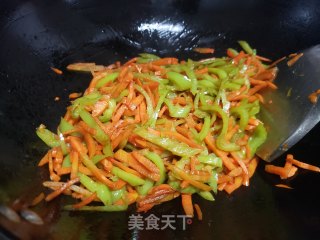 红萝卜炒青椒步骤4