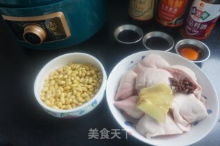 美容养颜食补平民菜——黄豆炖猪蹄步骤1