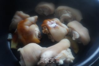 美容养颜食补平民菜——黄豆炖猪蹄步骤6