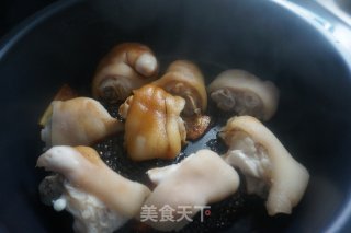 美容养颜食补平民菜——黄豆炖猪蹄步骤7