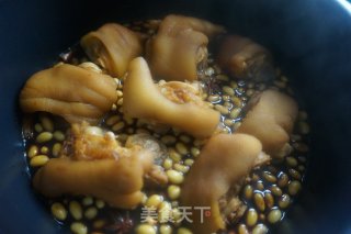美容养颜食补平民菜——黄豆炖猪蹄步骤11