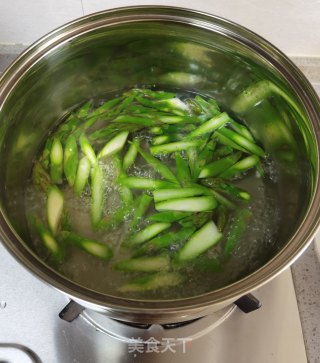 鸡脯肉炒芦笋步骤2