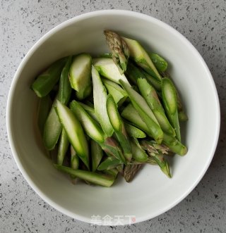 鸡脯肉炒芦笋步骤1