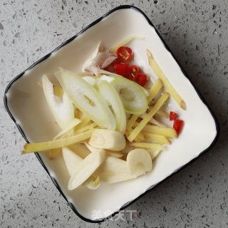 鸡脯肉炒芦笋步骤4