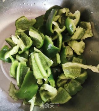 杂丸腊肠炒青椒步骤1