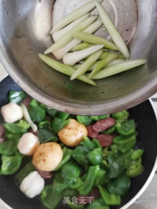 杂丸腊肠炒青椒步骤7